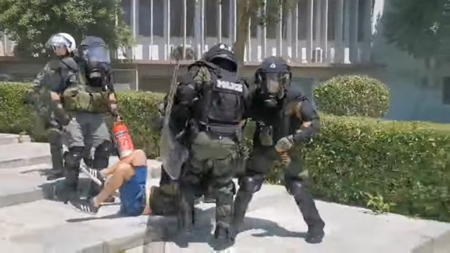 ΑΠΘ: Αντιεξουσιαστές έσπασαν ρολά και τζάμια και μπήκαν στο κτήριο διοίκησης