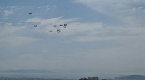 Μαχητικά αεροσκάφη και ελικόπτερα πέταξαν πάνω από την Ακρόπολη