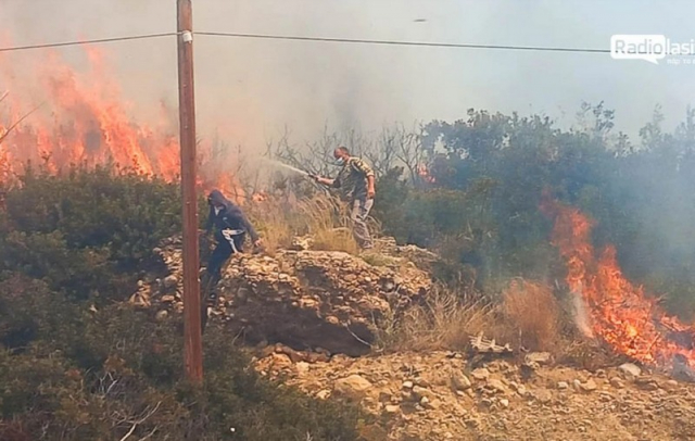 Σε εξέλιξη η πυρκαγιά στην Ιεράπετρα – Ένας τραυματίας και ζημιές σε σπίτια – Καλύτερη εικόνα στο δυτικό «μέτωπο»
