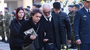 Aυτή την ώρα το τελευταίο «αντίο» στον υποσμηναγό Τουρούτσικα