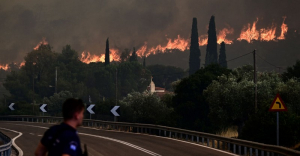 Μαίνονται οι πυρκαγιές για τρίτη μέρα - Μάχη για να μη φτάσει η φωτιά στην Eθνική Οδό