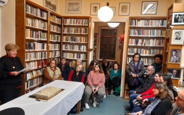 Ευχές για μια όμορφη και δημιουργική χρονιά στην κοπή πίτας της Βιβλιοθήκης Λευκάδας