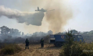 Ανεξέλεγκτη η πυρκαγιά στη Βρυσούλα Πρέβεζας.. Στις αυλές των σπιτιών οι φλόγες