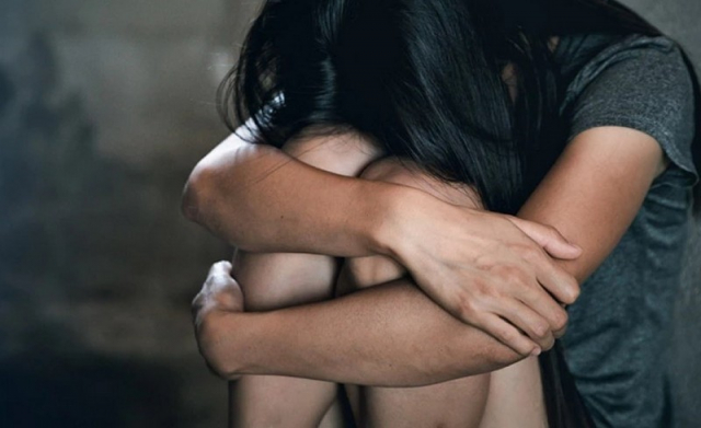 Αθήνα: Βίαζε 12χρονη με την απειλή όπλου και την εξέδιδε