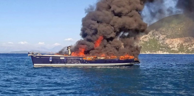 Παρανάλωμα του πυρός έγινε σε λίγα λεπτά ιστιοφόρο στην Κεφαλονιά πριν βυθιστεί