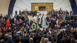 Πλήθος πιστών αποχαιρετά τον Αναστάσιο