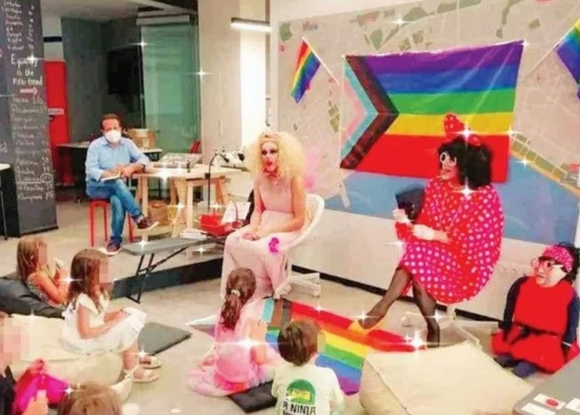 Τρανς σε νηπιαγωγείο διάβασαν παραμύθια στα παιδιά με φόντο τη σημαία των ΛΟΑΤΚΙ!!