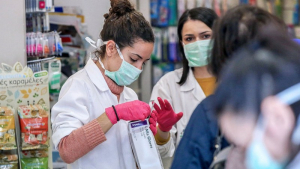 Ανησυχία για τη συνύπαρξη γρίπης και κορωνοϊού - Τι συμβουλεύουν οι ειδικοί για τα εμβόλια Η1Ν1 και COVID