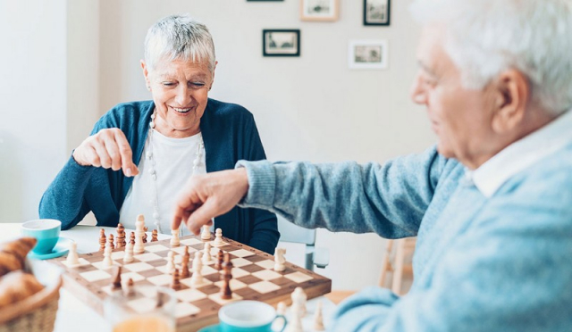 Άνοια: Σκάκι, σταυρόλεξα ή πλέξιμο; Ποιες δραστηριότητες είναι οι καλύτεροι φρουροί του μυαλού