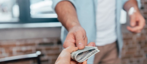 Ετών 35 με…χαρτζιλίκι - Το 60% των γονέων εξακολουθούν να δίνουν λεφτά στα ενήλικα παιδιά τους