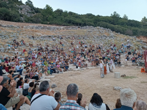 Ο &quot;Πλούτος&quot; του Αριστοφάνη αναβίωσε στο αρχαίο θέατρο Κασσώπης