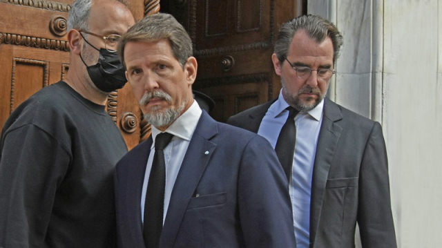 Στη Μητρόπολη οι γιοι του Κωνσταντίνου - Σε λαϊκό προσκύνημα η σορός τη Δευτέρα