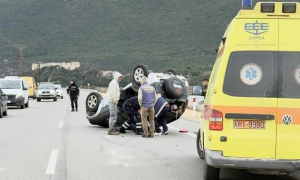 Αυτοκίνητο τούμπαρε και έπεσε πάνω σε άλλο όχημα στη Λευκάδα