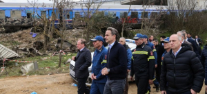 Τέμπη: Οι συγγενείς των θυμάτων μηνύουν Μητσοτάκη, Καραμανλή και άλλα πολιτικά στελέχη – «Είναι υπεύθυνοι για το έγκλημα»