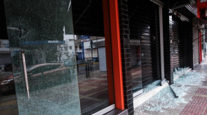 Αγία Βαρβάρα: Δείτε φωτογραφίες από την επίθεση με 9άρι πιστόλι σε ψητοπωλείο