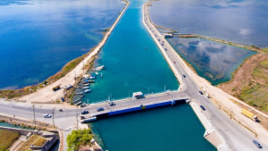 Παραμένει κλειστή η πλωτή γέφυρα της Λευκάδας... Στον αέρα η διέλευση σκαφών (video)