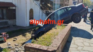 Καστοριά: Αυτοκίνητο κατέληξε σε αυλή παιδικού σταθμού (video &amp; φωτό)