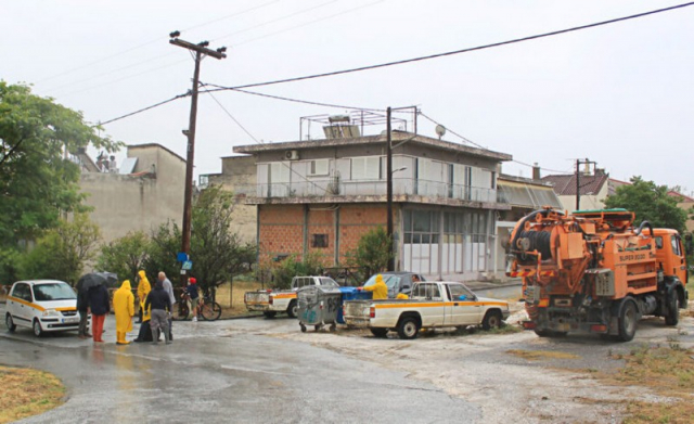 Λάρισα: Μεγάλη κινητοποίηση για τα νερά που έρχονται από τον πλημμυρισμένο κάμπο