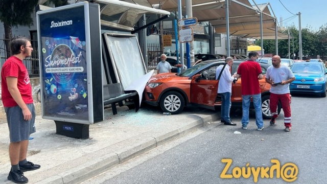 Χαϊδάρι: Αυτοκίνητο έπεσε σε στάση λεωφορείου - Δύο γυναίκες τραυματίστηκαν