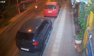 Σοκ στη Θεσσαλονίκη - Τον χτύπησε και τον παράτησε (βίντεο)