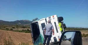 Πάλαιρος: Φορτηγό ανετράπη και κατέληξε σε χωράφι