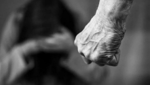Βόλος: Απείλησε την σύντροφό του ενώ παρακολουθούσαν στις ειδήσεις την γυναικοκτονία στο Αγρίνιο – «Το ίδιο θα πάθεις και εσύ»