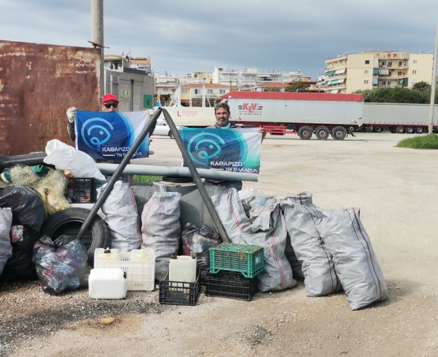 Νέος καθαρισμός του Αμβρακικού από τους ψαράδες του