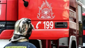 Φωτιά τώρα σε διαμέρισμα στα Πετράλωνα