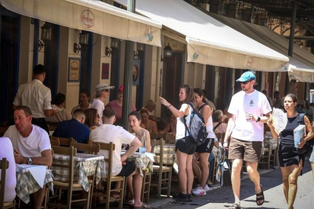 ΙΕΛΚΑ: Η ακρίβεια χτυπάει και τους τουρίστες - Επιλέγουν να μαγειρεύουν ή να τρώνε στο χέρι