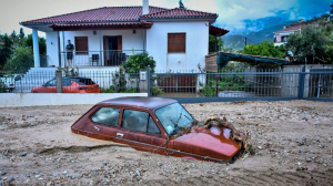 «Πνίγηκε» στις λάσπες ο Βόλος - Πολεμάμε να μην θρηνήσουμε θύματα, λέει ο πρόεδρος των Ροβιών