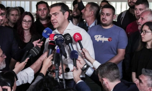 Πύλος: Λεκτικό επεισόδιο Τσίπρα με τον υπηρεσιακό υπουργό Προστασίας του Πολίτη (βίντεο)