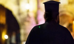 Βόλος: Άκυροι γάμοι, εξωγήινοι, ρίξιμο χαρτιών και εξορκισμοί - Ο βίος και πολιτεία του ψευτοϊερέα