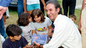 Σωτήρης Μουστάκας: Δεκαπέντε χρόνια από τον θάνατό του - Το πηγαίο ταλέντο, το Όσκαρ &amp; ο τζόγος