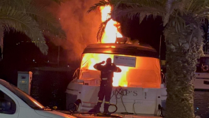 Κόλαση στο λιμάνι του Αργοστολίου - Σκάφος τυλίχτηκε στις φλόγες
