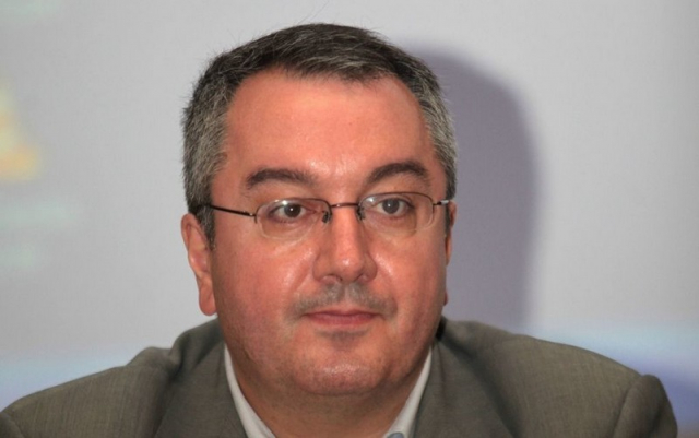 Μόσιαλος για 4η δόση: Δεν είναι επιστημονικά τεκμηριωμένη η εισήγηση για τους άνω των 30