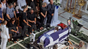 Λάρισα: Ραγίζουν καρδιές στην κηδεία της 19χρονης Θάλειας