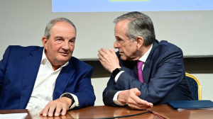 Κατεδάφισαν την εξωτερική πολιτική Μητσοτάκη, Καραμανλής και Σαμαράς