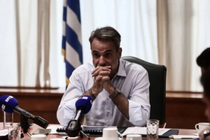 Ο Μητσοτάκης μοιράζει ψίχουλα για να «ηρεμήσει» τους κατεστραμμένους αγρότες και κτηνοτρόφους