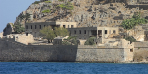 Στην αποκατάσταση των κτιρίων στη Σπιναλόγκα προχωρά το Υπ. Πολιτισµού