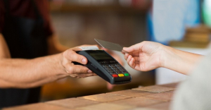 Mπαίνουν τα POS σε ταξί, λαϊκές αγορές και περίπτερα - Οι προθεσμίες και τα πρόστιμα