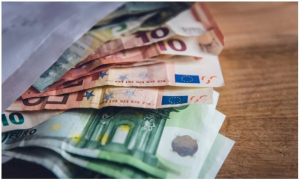 Έρχεται το πολυνομοσχέδιο για τέλη κυκλοφορίας, ρυθμίσεις χρεών, και παράταση μειωμένου ΦΠΑ