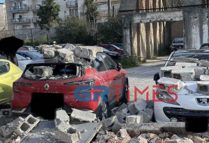 Θεσσαλονίκη: Αυτοκίνητα αστυνομικών θάφτηκαν κάτω από μπάζα όταν κατέρρευσε τοίχος κτιρίου