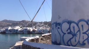 Μύκονος: Άγνωστοι «βεβήλωσαν» τους Μύλους με γκράφιτι