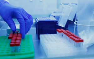 Κορωνοϊός: Ξεκινά η χορήγηση μονοκλωνικών αντισωμάτων προφυλακτικής ένδειξης