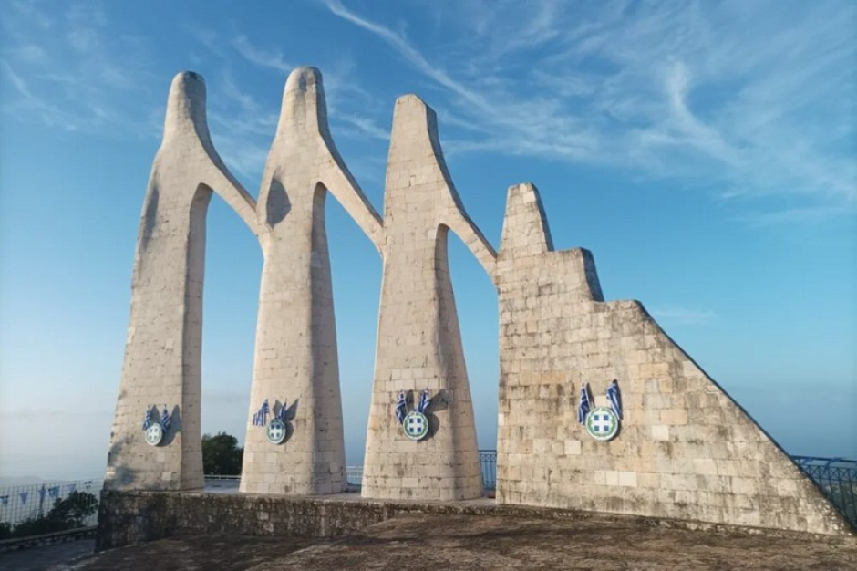 Βανδαλισμός o στολισμός στο Μνημείο του Ζαλόγγου!