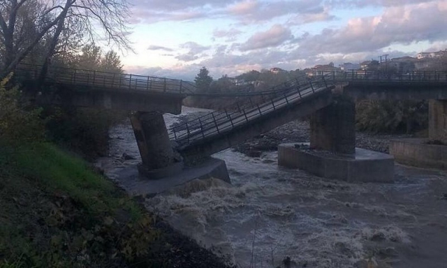 Άρτα: Κατέρρευσε γέφυρα - Παρασύρθηκαν σπίτια από χειμάρρους