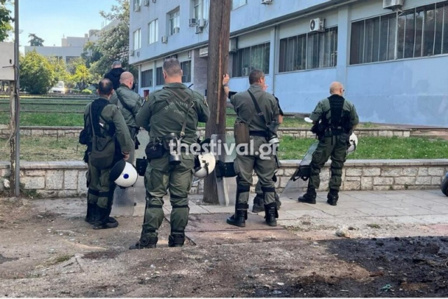 Ένταση στο ΑΠΘ, επίθεση με μολότοφ σε διμοιρία των ΜΑΤ (Βίντεο)