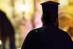 Παπαδιά καταγγέλλει άγριο ξυλοδαρμό από τον ιερέα σύζυγό της μπροστά στα παιδιά τους