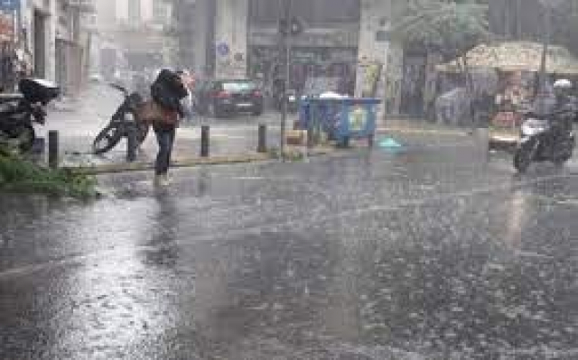 Κακοκαιρία: Οι μπόρες σαρώνουν τη χώρα – Πλημμυρισμένοι δρόμοι και προβλήματα