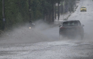 Θεσσαλονίκη: Ποτάμια κεντρικοί δρόμοι λόγω ισχυρής βροχής! – Δύο τροχαία